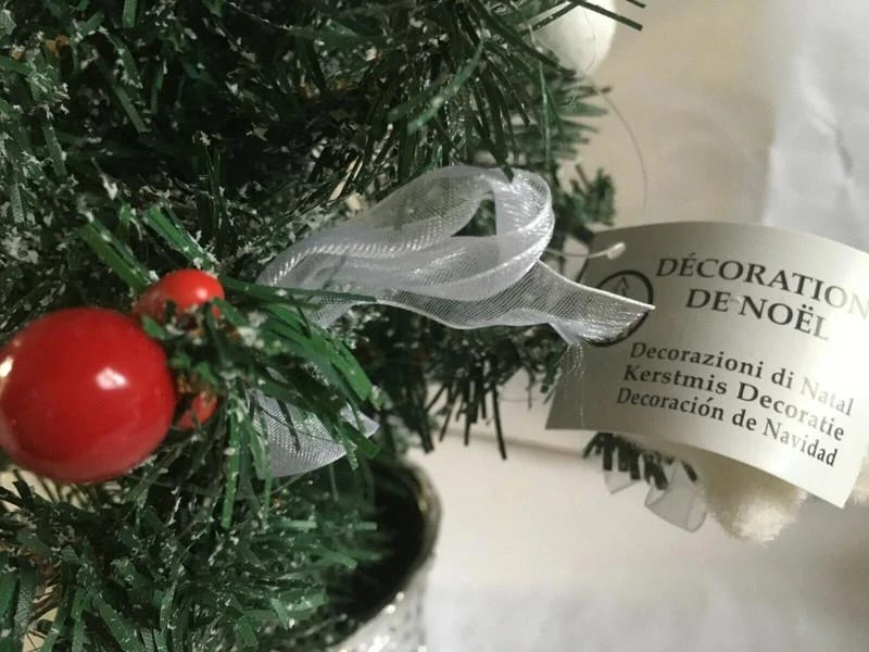 Espléndido pequeño árbol de Navidad artificial nevado y decorado - nuevo – photo 2